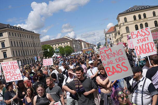Laut Polizei haben am vergangenen Samstag bis zu 8000 Menschen an der Krachparade teilgenommen. Laut Polizei haben am vergangenen Samstag bis zu 8000 Menschen an der Krachparade teilgenommen.