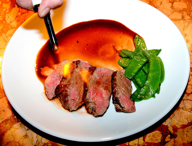 Vierter Gang: Flambierte Rinderlende auf Zuckerschoten und Portwein-Jus.