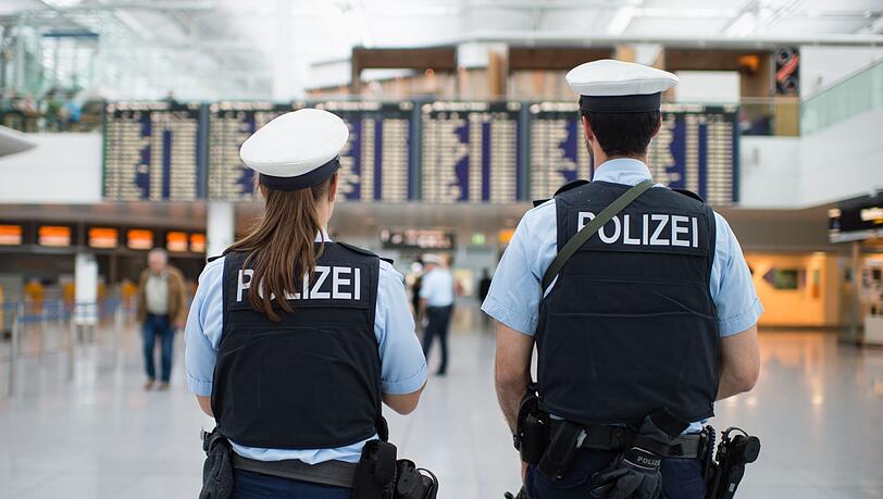Nach einem Hinweis aus der Schweiz hat die Bundespolizei am Münchner Flughafen bei der Einreise einen wegen Millionenbetrugs international gesuchten Passagier festgenommen. (Symbolbild)