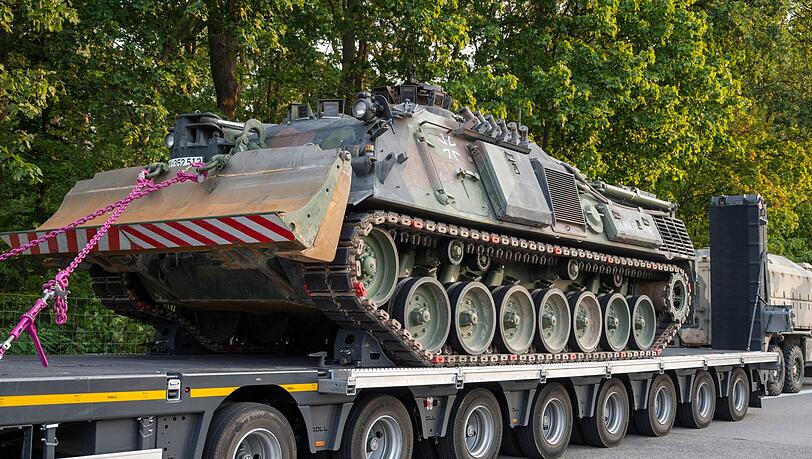 Auf der Ladefläche des gestoppten Lkws stand ein Dachs-Pionierpanzer – ob es sich um einen Bundeswehr-Transport handelte, ist unklar. (Symbolbild)