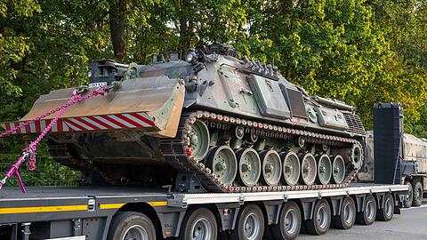 Auf der Ladefläche des gestoppten Lkws stand ein Dachs-Pionierpanzer – ob es sich um einen Bundeswehr-Transport handelte, ist unklar. (Symbolbild)