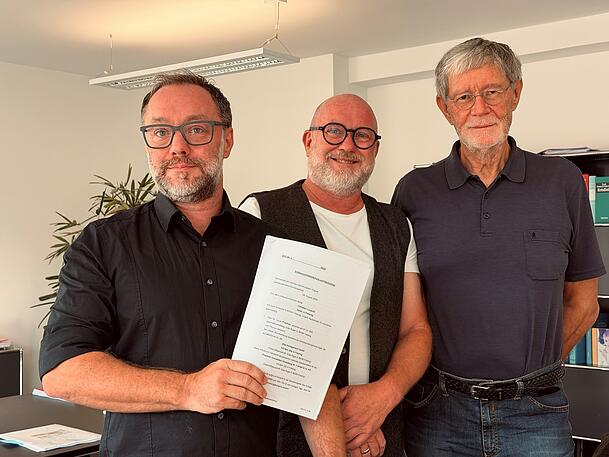 Unterzeichnet! Von links: Reinhard Fiedler und sein Bruder Christian Fiedler von der Furtner-Genossenschaft und Eigentümer Louis Praetner. Unterzeichnet! Von links: Reinhard Fiedler und sein Bruder Christian Fiedler von der Furtner-Genossenschaft und Eigentümer Louis Praetner.