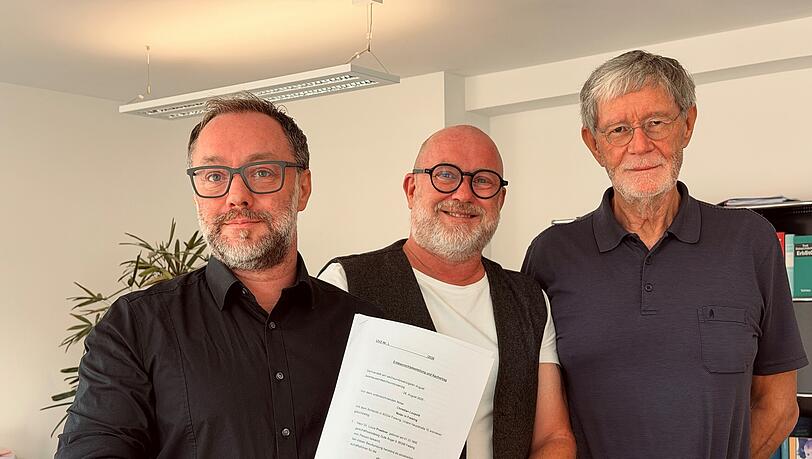 Unterzeichnet! Von links: Reinhard Fiedler und sein Bruder Christian Fiedler von der Furtner-Genossenschaft und Eigentümer Louis Praetner. Unterzeichnet! Von links: Reinhard Fiedler und sein Bruder Christian Fiedler von der Furtner-Genossenschaft und Eigentümer Louis Praetner.