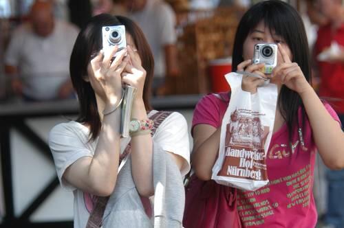 Nürnberger Ansichten für daheim: Japanische Touristinnen beim Fotografieren.