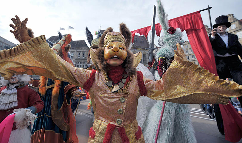 Zahlreiche Samba-Gruppen aus ganz Deutschland nehmen unter dem Motto "Carneval Theatral" am Bremer Straßenkarneval teil.