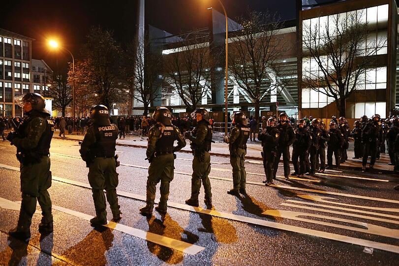 Derby-Time im Grünwalder Stadion: Am Mittwochabend traf der TSV 1860 II auf den FC Bayern II: Bengalische Feuer wurden sowohl von den 1860- als auch von den Bayern-Fans abgebrannt.