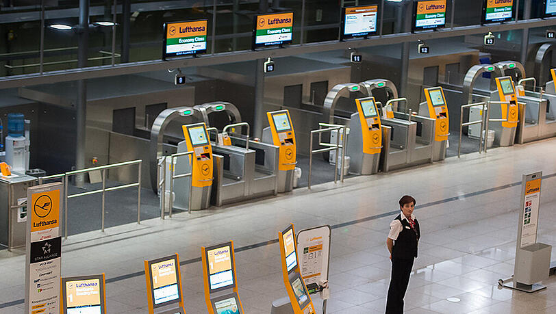 Eine einzelne Hilfskraft der Lufthansa steht an einem Selbstbedienungs-Ticketschalter der Lufthansa im Terminal 2 des Flughafens München. Nach den Herbstferien in Bayern haben die Lufthansa-Flugbegleiter mit ihrem Streik im Freistaat begonnen. Eine einzelne Hilfskraft der Lufthansa steht an einem Selbstbedienungs-Ticketschalter der Lufthansa im Terminal 2 des Flughafens München. Nach den Herbstferien in Bayern haben die Lufthansa-Flugbegleiter mit ihrem Streik im Freistaat begonnen.