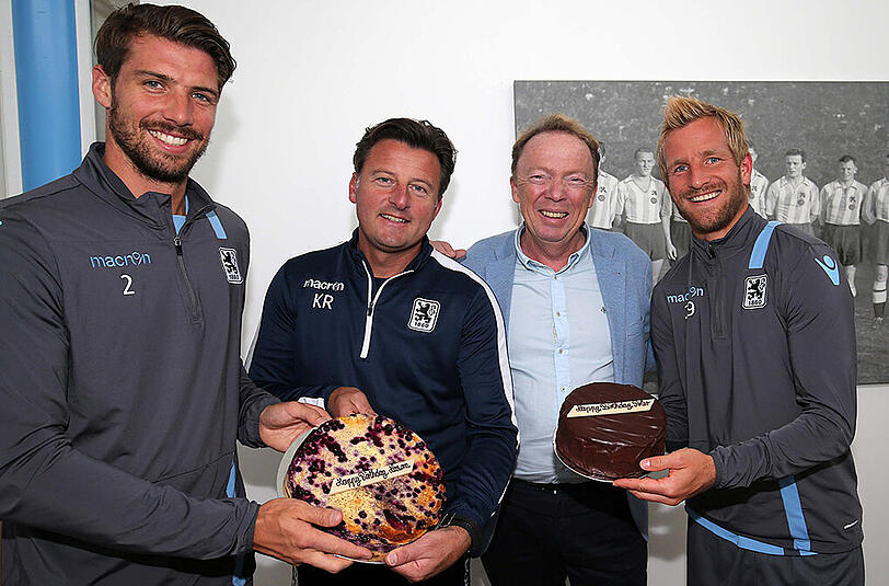 Kuchen für die Geburtstagskinder: Jan Mauersberger, Trainer Kosta Runjaic, Präsident Peter Cassalette (wird 63) und Kapitän Stefan Aigner.