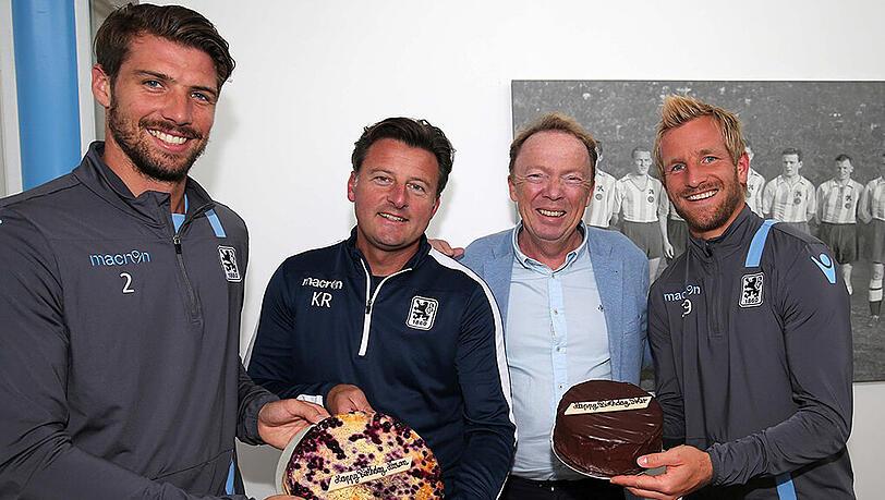 Kuchen für die Geburtstagskinder: Jan Mauersberger, Trainer Kosta Runjaic, Präsident Peter Cassalette (wird 63) und Kapitän Stefan Aigner. Kuchen für die Geburtstagskinder: Jan Mauersberger, Trainer Kosta Runjaic, Präsident Peter Cassalette (wird 63) und Kapitän Stefan Aigner.