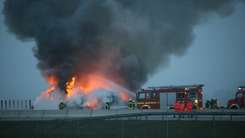 Die Feuerwehren mehrerer Gemeinden waren im Einsatz. Die A94 war zwischenzeitlich komplett gesperrt.
