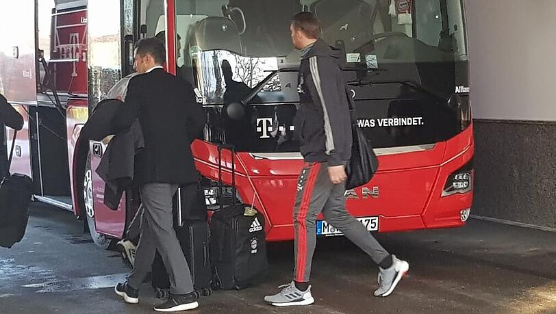 Manuel Neuer auf dem Weg in den Mannschaftsbus. Links Sportdirektor Hasan Salihamidzic. Manuel Neuer auf dem Weg in den Mannschaftsbus. Links Sportdirektor Hasan Salihamidzic.