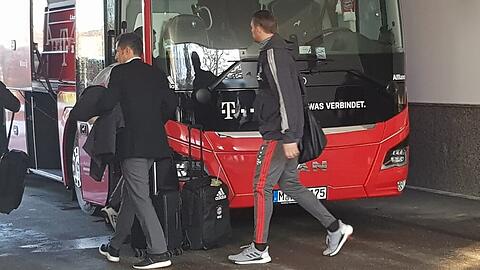 Manuel Neuer auf dem Weg in den Mannschaftsbus. Links Sportdirektor Hasan Salihamidzic.