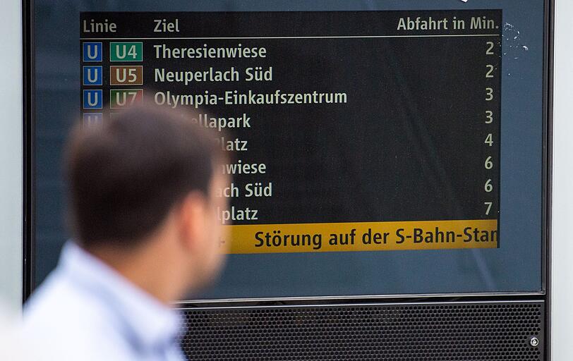 Bis zu 50 Zentimeter hoch steht das Wasser am Dienstag in einem Münchner S-Bahn-Tunnel. Der Zugverkehr ist lahmgelegt, die Feuerwehr ist stundenlang mit Abpumpen beschäftigt. Hunderttausende Menschen sind betroffen.