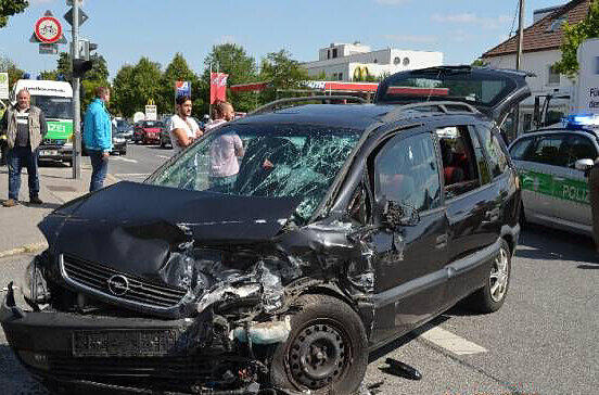 Bei einem schweren Verkehrsunfall in Aubing wurde eine sechsköpfige Familie schwer verletzt.