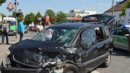 Bei einem schweren Verkehrsunfall in Aubing wurde eine sechsköpfige Familie schwer verletzt. Bei einem schweren Verkehrsunfall in Aubing wurde eine sechsköpfige Familie schwer verletzt.