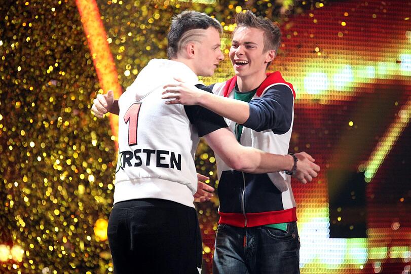 Die Entscheidung: Lukas (r.) und sein Hund Falco sind das "Supertalent 2013" und erhalten 100 000 Euro Siegprämie und einen Auftritt im Las Vegas. Torsten Ritter belegt den zweiten Platz.