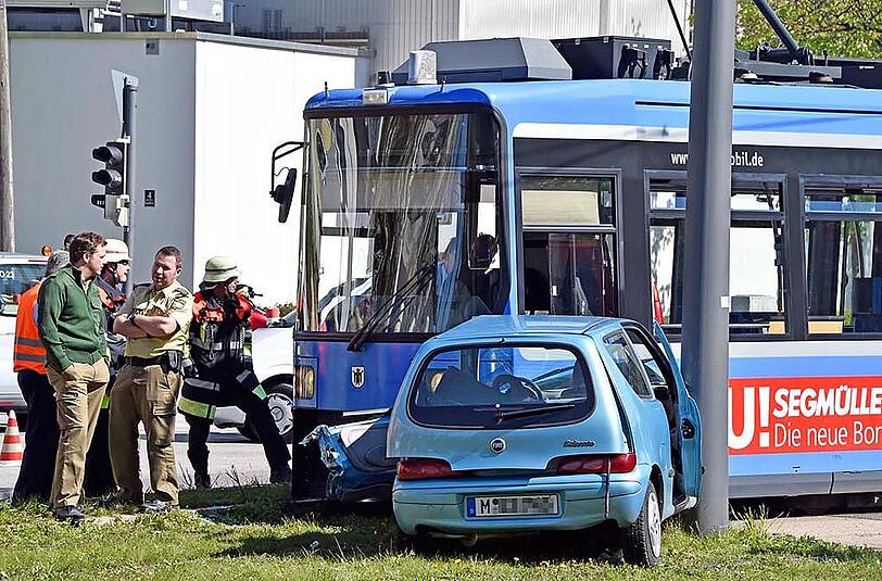 Bilder vom Verkehrsunfall in der Cosimastraße. Eine Tram kolliderte mit einem Pkw.