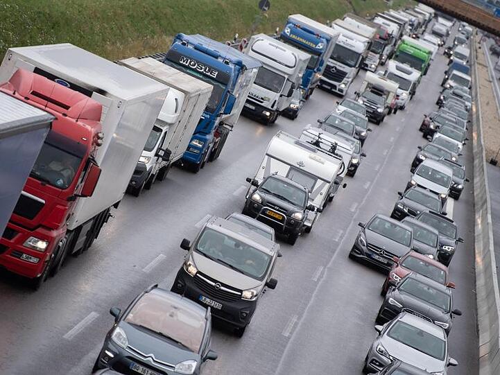 Ein CO2-Preis soll klimaschädliche Brennstoffe aus Öl, Erdgas und Kohle verteuern - und damit einen Anreiz für Entwicklung und Kauf klimafreundlicherer Autos und Heizungen setzen.