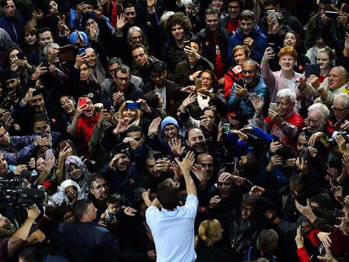 Justin Trudeau beim Bad in der Menge. Dem einst als "Sonnyboy" gefeierten Premier wird inzwischen von vielen Wählern Scheinheiligkeit vorgeworfen.