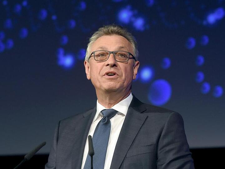 Siegfried Schneider, Präsident der Bayerischen Landeszentrale für neue Medien hält eine Rede. Foto: Felix Hörhager/dpa