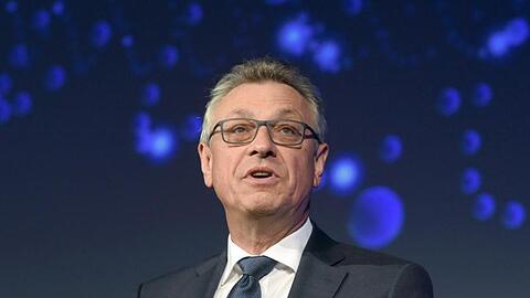 Siegfried Schneider, Präsident der Bayerischen Landeszentrale für neue Medien hält eine Rede. Foto: Felix Hörhager/dpa