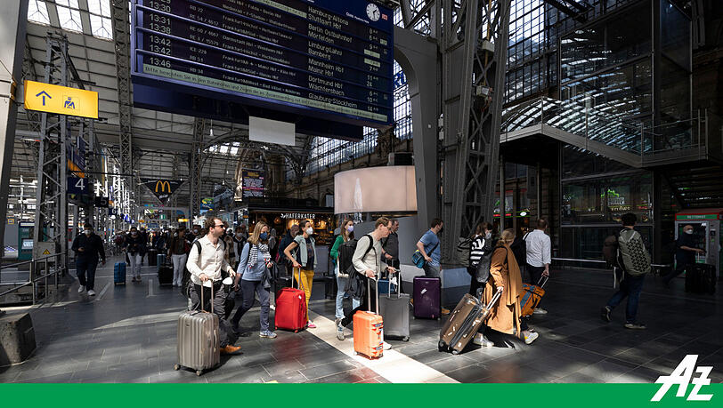 Musiker des BR-Symphonieorchesters beim Umstieg auf dem Frankfurter Hauptbahnhof.