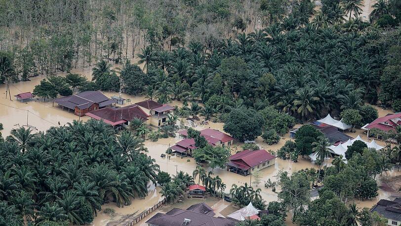 Ein überschwemmtes Gebiet, nach anhaltenden Regenfällen, im Gebiet Johor in Malaysia.