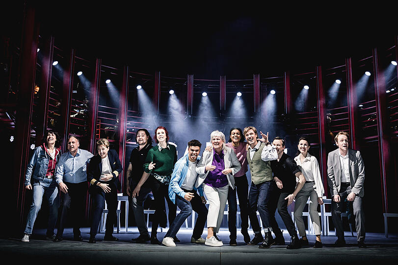Zwölf Darstellerinnen und Darsteller schlüpfen bei Come From Away in 40 Rollen und machen Schicksale einer wahren Geschichte wieder lebendig.