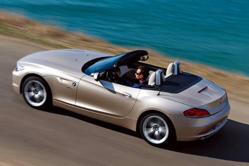 Roadster-Spaß pur: Das Alu-Dach verschwindet vollständig, nichts stört die klassischen Linien der Karosserie.