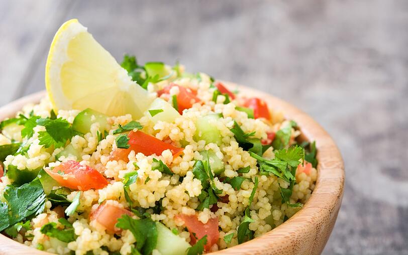 Couscous-Salat geht fix und ist obendrein sehr gesund. Weichen Sie Couscous in heißem Wasser ein. Geben Sie nach der Quellzeit Minze, Salz, Pfeffer und Kreuzkümmel hinzu. Beim Gemüse können Sie kreativ werden, gut passen beispielsweise Gurke oder rote Paprika. Schmecken Sie anschließend die Mischung mit etwas Tomatenmark, Zitronensaft und Hummus ab. Couscous-Salat geht fix und ist obendrein sehr gesund. Weichen Sie Couscous in heißem Wasser ein. Geben Sie nach der Quellzeit Minze, Salz, Pfeffer und Kreuzkümmel hinzu. Beim Gemüse können Sie kreativ werden, gut passen beispielsweise Gurke oder rote Paprika. Schmecken Sie anschließend die Mischung mit etwas Tomatenmark, Zitronensaft und Hummus ab.