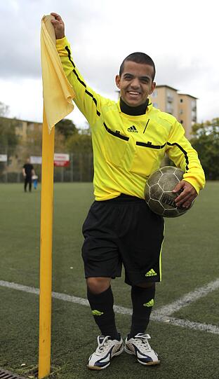Mit einem Lächeln posiert er neben der Eckfahne, die seinen Kopf überragt. Cem Yazirlioglu gilt mit 1,38 Metern als kleinster Schiedsrichter Deutschlands, manchen Spielern reicht er gerade mal bis zum Bauchnabel. Doch der Referee stellt hohe Ansprüche an sich selbst.