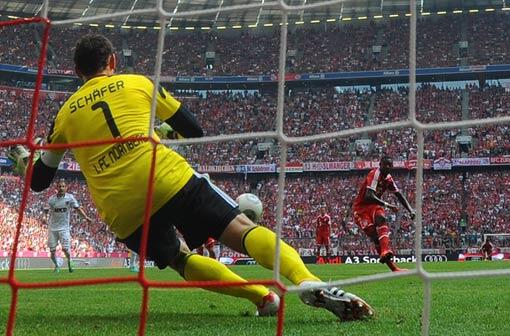 Gescheitert: Nürnbergs Torhüter Raphael Schäfer pariert den Elfmeter von David Alaba.