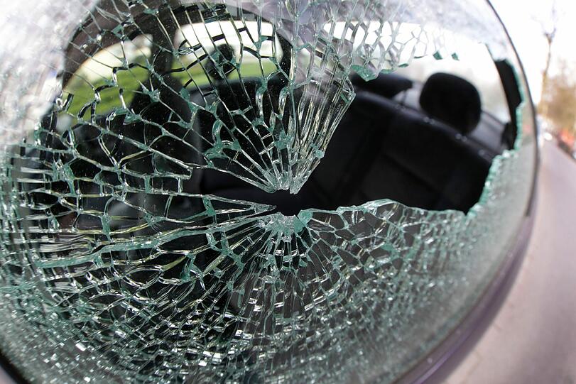 Auch wenn es nicht so schlimm kommen muss, ein kleiner Riss kann schon die ganze Scheibe ruinieren. Viele Autofahrer lassen sich davon aber nicht beeindrucken: "Da passiert doch nichts, den Riss hab' ich schon seit einem Jahr in der Scheibe."