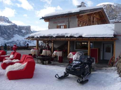 Besonders auch die Gastronomie bereichert das Skifahren in den Dolomiten