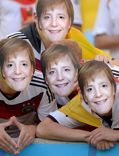 Merkel hoch vier: Deutsche Fans beim WM-Viertelfinale 2014 zwischen Deutschland und Frankreich (1:0) im Maracana in Rio de Janeiro.