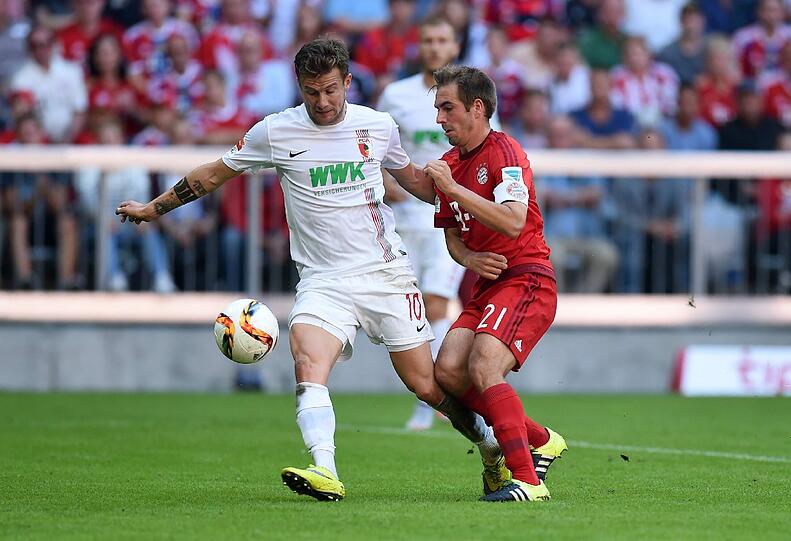 Philipp Lahm, hier im Duell mit Daniel Baier, beim Spiel gegen Augsburg im September 2015.