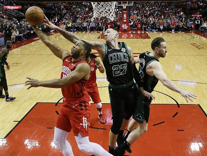 Daniel Theis (M) von den Boston Celtics versucht sich einen Rebound zu schnappen.