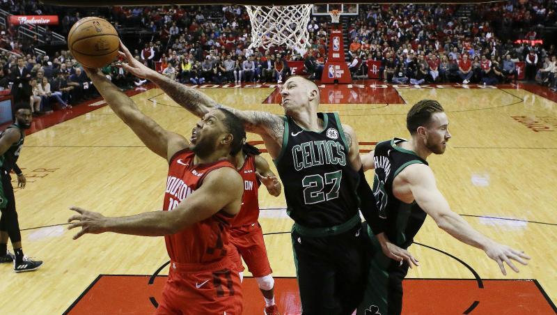 Daniel Theis (M) von den Boston Celtics versucht sich einen Rebound zu schnappen. Daniel Theis (M) von den Boston Celtics versucht sich einen Rebound zu schnappen.