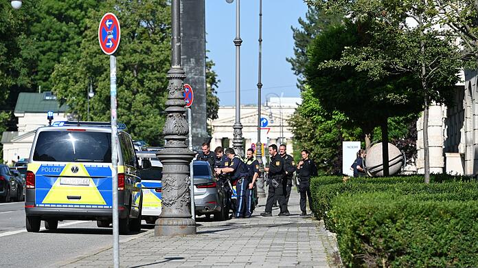 Am Morgen schießt die Polizei in der Nähe des NS-Dokumentationszentrums in München eine verdächtige Person nieder, der Mann stirbt später.