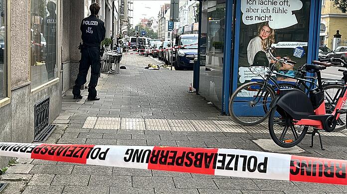 Weil ein Mann in der Belgradstraße in Schwabing mit einer Pistole hantiert haben soll, war am 18. August ein Großaufgebot der Polizei angerückt. Es stellte sich heraus, dass es sich dabei um einen 14-Jährigen mit einer Softair-Waffe handelt. Weil ein Mann in der Belgradstraße in Schwabing mit einer Pistole hantiert haben soll, war am 18. August ein Großaufgebot der Polizei angerückt. Es stellte sich heraus, dass es sich dabei um einen 14-Jährigen mit einer Softair-Waffe handelt.