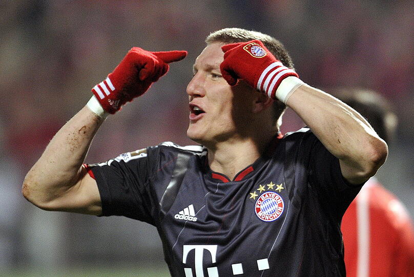 SEBASTIAN SCHWEINSTEIGER: Der Libero vor der Abwehr. Ordnete das Spiel, gab die Kommandos, hatte alle Pässe im Repertoire. Musste sich etwas zurückhalten, da bei einer Geben Karte eine Sperre fürs Top-Duell mit dem BVB drohte. Vergab die Chance zum 2:0 in Mittelstürmerposition.