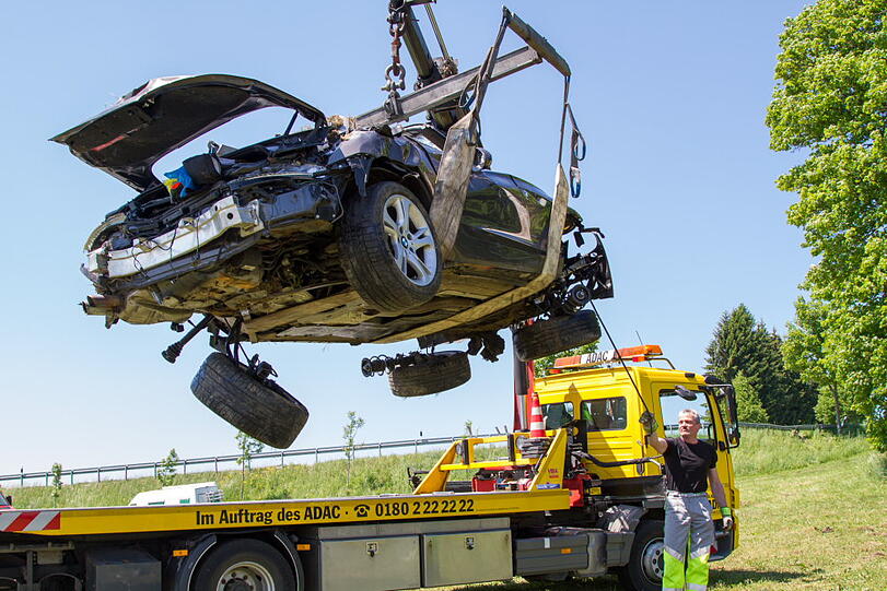 Ein Auto mit zwei Insassen kam am Samstag von der Fahrbahn ab und überschlug sich. Der Beifahrer starb. Die 17-Jährige Fahrerin lief offensichtlich nach Hause. Erst später konnte sie fvon der Polizei ausfindig gemacht werden. Laut Polizei hat sie keinen Führerschein und war zum Unfallzeitpunkt betrunken.