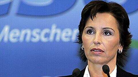 Sie steht in der Kritik: Christine Haderthauer. Die CSU-Politikerin habe ihre Daseinsberechtigung als Sozialministerin verwirkt, sagte die Grünen-Politikerin Renate Ackermann am Mittwoch in München.