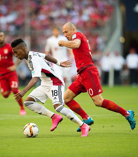 Arjen Robben, Note 2: Traf per Elfmeter sicher zum 3:0. Immer noch nicht auf seinem Top-Top-Top-Niveau. Das reicht trotzdem, um jeden Bundesligisten vor riesige Schwierigkeiten zu stellen. Mit zahlreichen Dribblings auf der rechten Seite, von Wendell nie zu bremsen. Auch nicht durch harte Fouls. Bereitete Costas Großchance (30.) edel vor.