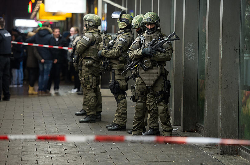 Schwerbewaffnete Spezialeinheiten der Polizei haben den Münchner Hauptbahnhof abgeriegelt.