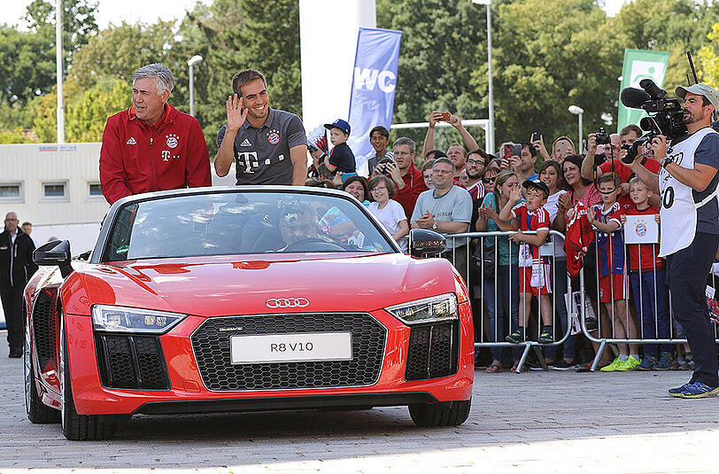 Trainer Carlo Ancelotti (l.) und Kapitän Philipp Lahm fahren auf das Gelände.