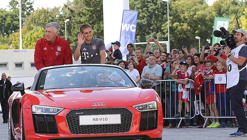 Trainer Carlo Ancelotti (l.) und Kapitän Philipp Lahm fahren auf das Gelände. Trainer Carlo Ancelotti (l.) und Kapitän Philipp Lahm fahren auf das Gelände.