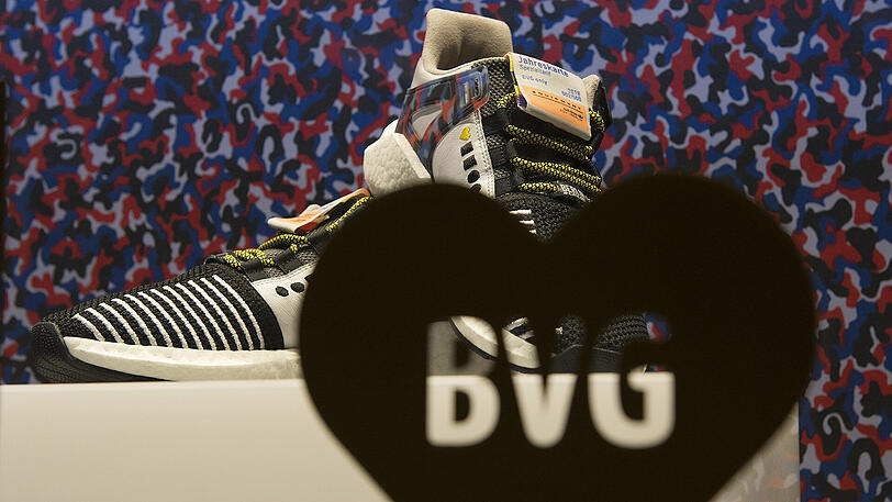 Warten auf den Wunderschuh: Trotz eisiger Temperaturen harrten zahlreiche Berliner die ganze Nacht durch aus, um einen der begehrten BVG-Sneaker zu ergattern.