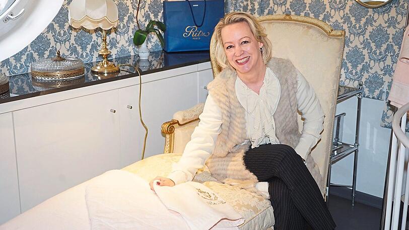 Regine Geibel ist begeistert von den Handtüchern - deshalb wird sie im April bei der Versteigerung auch mitbieten.