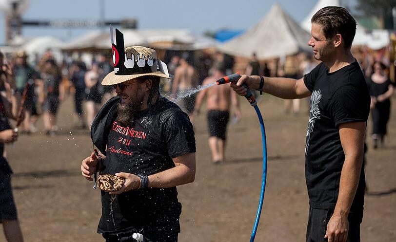 Heiß ist's in Wacken, da braucht es entweder Abkühlung durch Wasser...